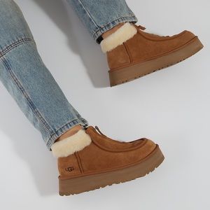 UGG FUNKETTE BOOT SIZE 7